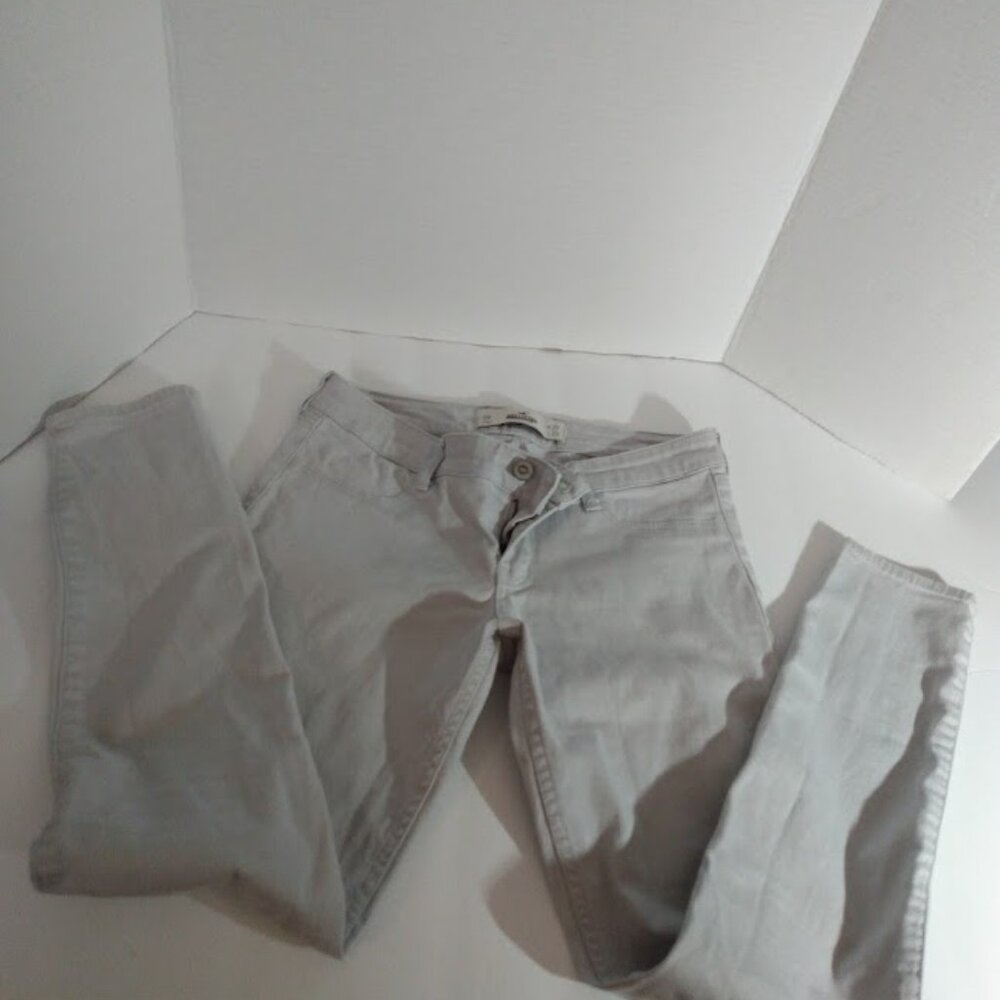 Hollister: Woman's cream color jeans. 4 pocket zip front. Sz.5R W27 L29